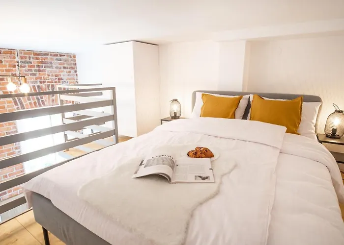 Tower Street Apartment *